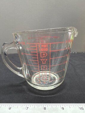Vintage Pyrex #516 1-Pint Glass Closed D Handle Measuring Cup With Red Graphics